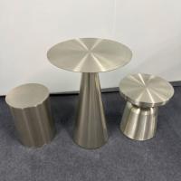 Ensemble table et chaises coniques en acier inoxydable, design moderne, durable et imperméable pour les salons de thé, les cafés et l'usage commercial