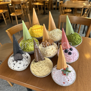 Modèle de crème glacée exquis, coupe et cornet croustillants, saveur réaliste, garni de biscuits, fruits et chocolat, pour présentation en pâtisserie - Product Image 5