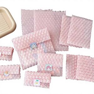 Enveloppe d'emballage express en polybulles antichoc en forme de cœur rose - Product Image 3