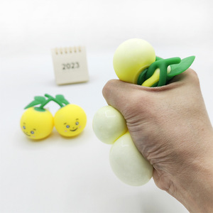 Balle anti-stress créative et originale en forme de loquat, jouet de décompression extensible très populaire pour enfants, garçons et filles - Product Image 1