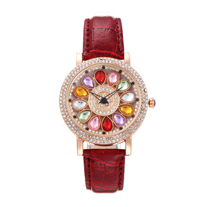Reloj de Mujer Giratorio Versátil, Moderno y Distintivo, de 38 mm, con Pedrería Brillante, Elegante Movimiento de Cuarzo, Resistente al Agua - Product Image 5