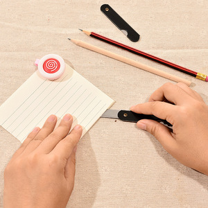 Mini couteau utilitaire noir à lame en acier inoxydable, fonctionnement manuel, pour couper du papier et ouvrir des boîtes, outil de papeterie - Product Image 3