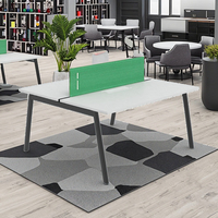 Bureau de travail moderne à deux places face à face avec pieds en métal pour espace ouvert et coworking