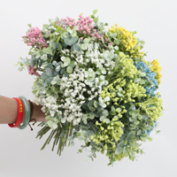 Handgemaakte, realistische kunstbloemen van zijde: rozen, pioenrozen en hortensia's, groene planten voor bruiloft, thuisdecoratie en achtergrond.