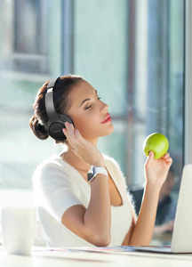 Nouveaux écouteurs Bluetooth sans fil et filaires supra-auriculaires avec fente pour carte TF, aspect simple et élégant, petit format - Product Image 4