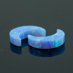 Vente en gros de perles d'opale blanche demi-lune opales blanches synthétiques en forme de lune - Product Image 5