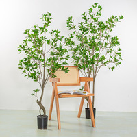 Simulation personnalisée d'oliviers. Plantes artificielles sur pied de style nordique pour la simulation de paysages de scène hôtelière