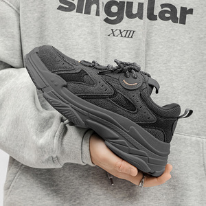 Zapatillas de plataforma con suela gruesa y logotipo personalizado para mujer, zapatillas deportivas con aumento de altura, blancas y negras, modernas y a la moda para hombre. - Product Image 5