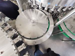 Máquina de llenado de botellas pequeñas para bebidas, productos químicos, embalaje de vidrio, Gel, champú, llenado de <span class=keywords><strong>arroz</strong></span> <span class=keywords><strong>con</strong></span> componentes de núcleo de motor PLC - Product Image 4