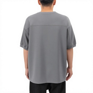 เสื้อยืดคอกลมแขนสั้นทรงโอเวอร์ไซส์สีเทาสำหรับผู้ชาย ผลิตจากผ้าไหมพรมเนื้อนุ่ม น้ำหนัก 220 กรัม แห้งเร็ว เป็นมิตรต่อสิ่งแวดล้อม พิมพ์ลายสกรีน สีพื้น ผ้าถัก 100% สวมใส่สบาย - Product Image 2