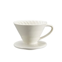 Ensemble de filtre à café en porcelaine pour préparation manuelle, avec cône conique évasé et serveur, au design minimaliste moderne pour la préparation du café.