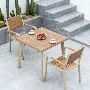 Set Personalizzato di Tavolo e Sedie per Esterni in Lega di Alluminio e Composito Legno-Plastica per Patio, Casa del Tè, Caffetteria e Ristorante - Product Image 3