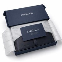 Boîte cadeau personnalisée en carton ondulé bleu écologique avec logo en feuille d'argent et doublure en éponge