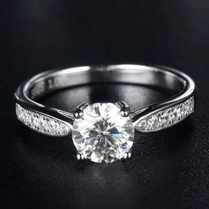Cincin Tunangan Moissanite Grosir Perhiasan Alibaba Perak S925 Berlian VVS 1CT Batu Permata Dengan Sertifikat R.GEM. - Product Image 4