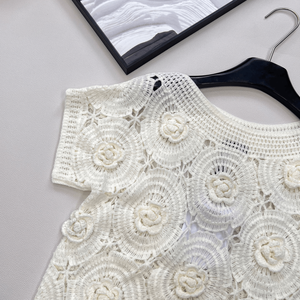 Haut en tricot crocheté fait main avec applique florale 3D, manches courtes ajourées, chemisier d'été - Product Image 3