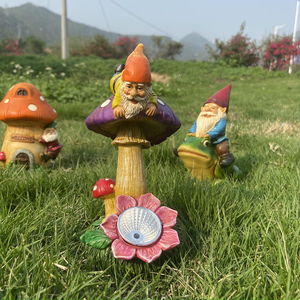 Statua in resina da giardino gnomi divertenti su gnomo da giardino a fungo con nano artigianale in resina solare per la decorazione esterna - Product Image 3