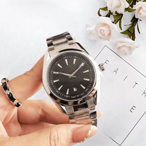Reloj de pulsera de cuarzo resistente al agua con calendario, nuevo reloj de pulsera para hombre con correa de acero de dos tonos, con visualización de fecha, informal y de negocios. - Product Image 6