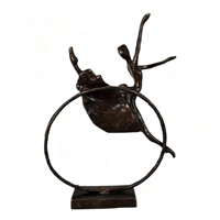 Sculpture moderne de danseuse en cuivre massif, figurine abstraite avec cerceau, décoration d'intérieur, ornement d'art de table de luxe fait main