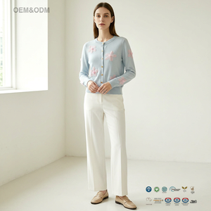 Cárdigan de Cachemira Azul Claro de Lujo con Apliques Florales Rosados en 3D - Elegante Suéter de Punto con Botones Dorados - Product Image 1