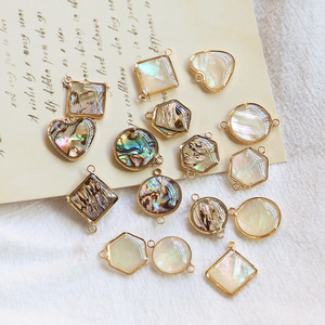 Ciondoli Connettori Naturali, Charm Rotondo Piatto in Madreperla e Conchiglia di Abalone - Product Image 3