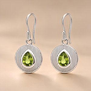 Pendientes de Plata de Ley 925 con Peridoto – Diseño de Disco Acanalado con Gema Cabujón en Forma de Pera - Product Image 1