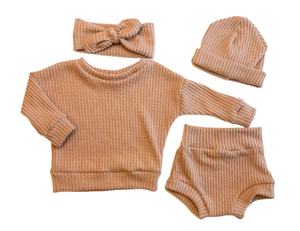 Ensemble de vêtements personnalisés pour bébé : ensemble gaufré pour bébés et enfants, comprenant un pantalon court, un pull oversize, un bonnet souple et un nœud. - Product Image 1