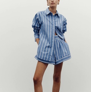 Vêtements pour femmes en coton biologique 100% personnalisés, tenue décontractée ample 2 pièces à rayures pour les vêtements de salon avec décoration de boutons - Product Image 1