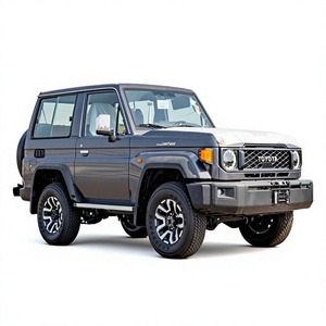 Toyota Land Cruiser 71 SUV 5 portes 5 places Transmission manuelle Pneus R17 Sièges en tissu foncé Conduite à gauche Moteur essence - Product Image 1