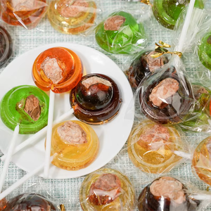 하드 롤리팝 자두 하트 과일맛 갈색 달콤하고 신맛 나는 사탕 간식 대량 해외 도매 - Product Image 1