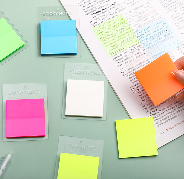 Notes autocollantes dans boîtier en plastique