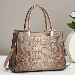 Nouveau style 2026 – Sacs fourre-tout matelassés rouges <span class=keywords><strong>de</strong></span> grande taille pour femme, <span class=keywords><strong>de</strong></span> <span class=keywords><strong>marque</strong></span> célèbre, avec <span class=keywords><strong>logo</strong></span>, pour achat en gros - Product Image 5