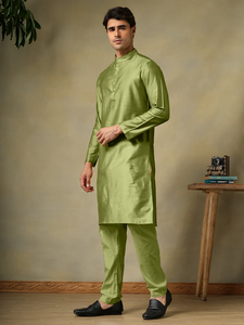 Conjunto de Kurta de Seda y Algodón Verde Mehendi para Hombre, Marca CHAAP, Acabado Artesanal, Transpirable, Ropa Étnica de Lujo, Festiva e Informal - Product Image 5