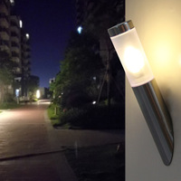 Lampe murale LED inclinée pour balcon et cour, style moderne, en acier inoxydable, étanche et antirouille, lumière blanc chaud, pour l'extérieur, inspirée des villes anciennes de Zhongshan