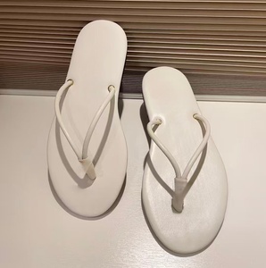 Chanclas de piel de cordero color rosa nude para verano, con tiras finas y sencillas, estilo casual para vacaciones, con suela en forma de V - Product Image 3
