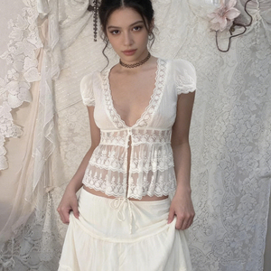 เสื้อเบลาส์แขนสั้นผ้าซีทรูทรงเข้ารูป คอวี แต่งลูกไม้ ประดับมุก ดีไซน์เก๋จากฝรั่งเศส - Product Image 1