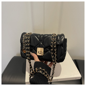 Nuova Borsa a Tracolla Piccola Quadrata da Donna 2026, alla Moda e Versatile, con Tracolla a Catena Trapuntata a Rombi e Patta - Product Image 4