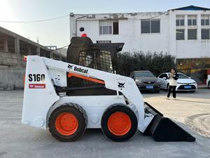 Chargeuse compacte d'occasion Bobcat S160 de 3 tonnes pour le creusement de fossés en verger et la plantation, conception économe en énergie et performance durable - Product Image 4