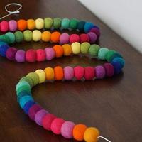 Guirlandes de boules de feutre de laine arc-en-ciel de taille 100% de couleurs personnalisées