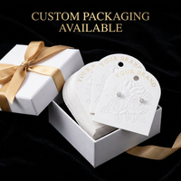 Carte de présentation de bijoux en papier de coton blanc avec logo personnalisé en relief floral rose, dessus arqué, vente en gros, usine OEM