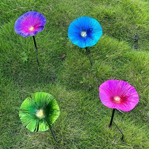 حمام الطيور البرية ومغذي بذور الماء يقف في الهواء الطلق على شكل زهرة حديد - Product Image 6