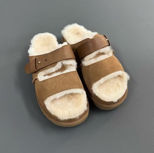 Sandalias de gamuza con forro polar y correa ajustable con hebilla, cálidas para el invierno, con punta abierta, estilo casual, para mujer. - Product Image 2