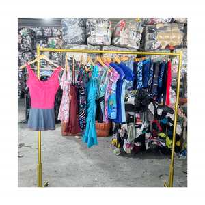 Vêtements d'été d'occasion en gros pour <span class=keywords><strong>femme</strong></span>, lot mixte de vêtements de nuit en soie de seconde main pour la vente en gros en balles - Product Image 2