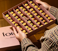 Luxe chocolade geschenkverpakking van papier voor snoepgoed, gedroogd fruit, noten en gekonfijte dadels.