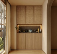 Meuble d'entrée sur mesure, armoire de rangement moderne en bois grainé pour couloir avec espace à chaussures, présentoir à vin et éclairage LED