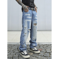 Jeans en denim délavé bleu clair sur mesure pour homme, coupe oversize ample à jambe large, détails déchirés prononcés, hiver