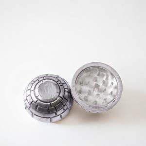 Broyeur à tabac en résine manuelle de forme ronde en gros, 55 mm, 3 couches, en alliage de zinc - Product Image 4