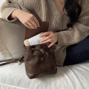 Sac à dos souple en cuir PU pour femme, fermeture éclair, nouvelle collection printemps-été, petit sac rétro marron, doublure polyester, bandoulière polyvalente - Product Image 3