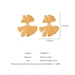 Boucles d'oreilles délicates en acier inoxydable plaqué or 18 carats, motif feuille de Ginkgo, pour femmes, bijoux personnalisés - Product Image 2