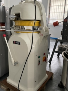 Diviseur de pâte semi-automatique Machine de moulage de pâte plus ronde pour pâte à boules pour <span class=keywords><strong>pain</strong></span>, <span class=keywords><strong>pain</strong></span> grillé, pâtisseries et pains à hamburger - Product Image 3