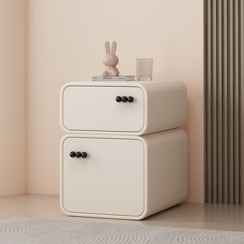 Petite armoire toute blanche